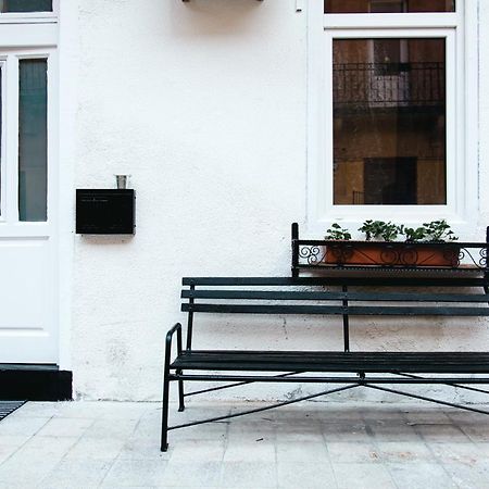 Black & White Apartment With A Gift Soft Panda Budapeşte Dış mekan fotoğraf