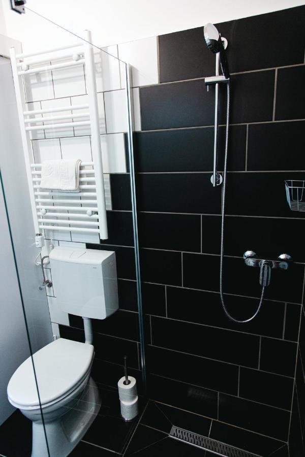 Black & White Apartment With A Gift Soft Panda Budapeşte Dış mekan fotoğraf