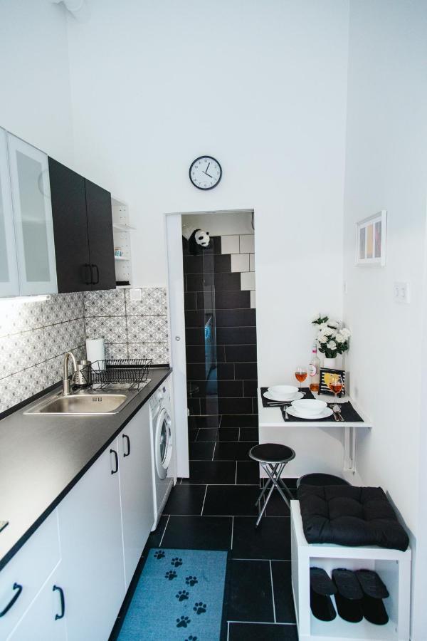 Black & White Apartment With A Gift Soft Panda Budapeşte Dış mekan fotoğraf