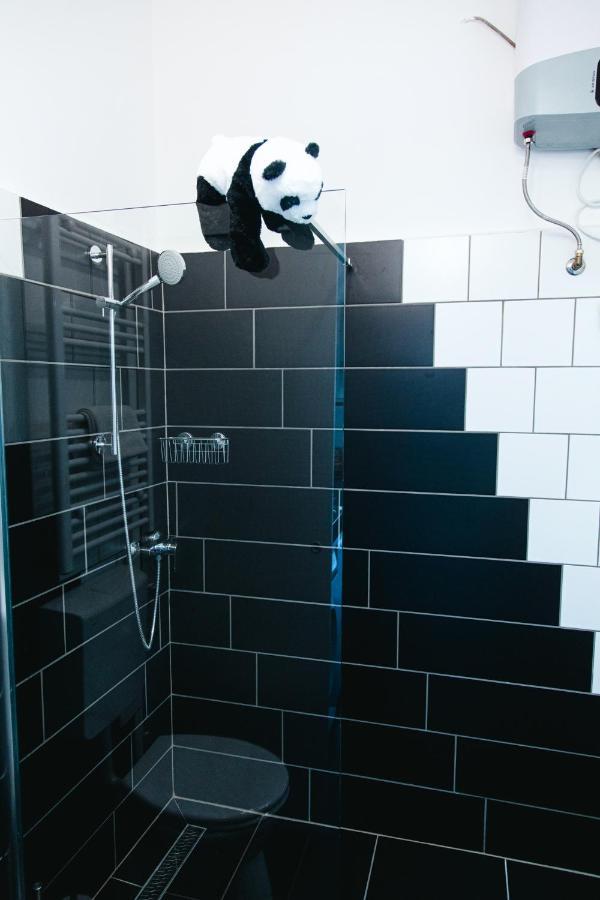 Black & White Apartment With A Gift Soft Panda Budapeşte Dış mekan fotoğraf