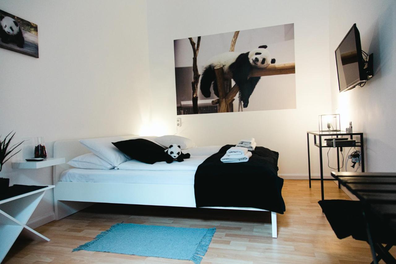 Black & White Apartment With A Gift Soft Panda Budapeşte Dış mekan fotoğraf
