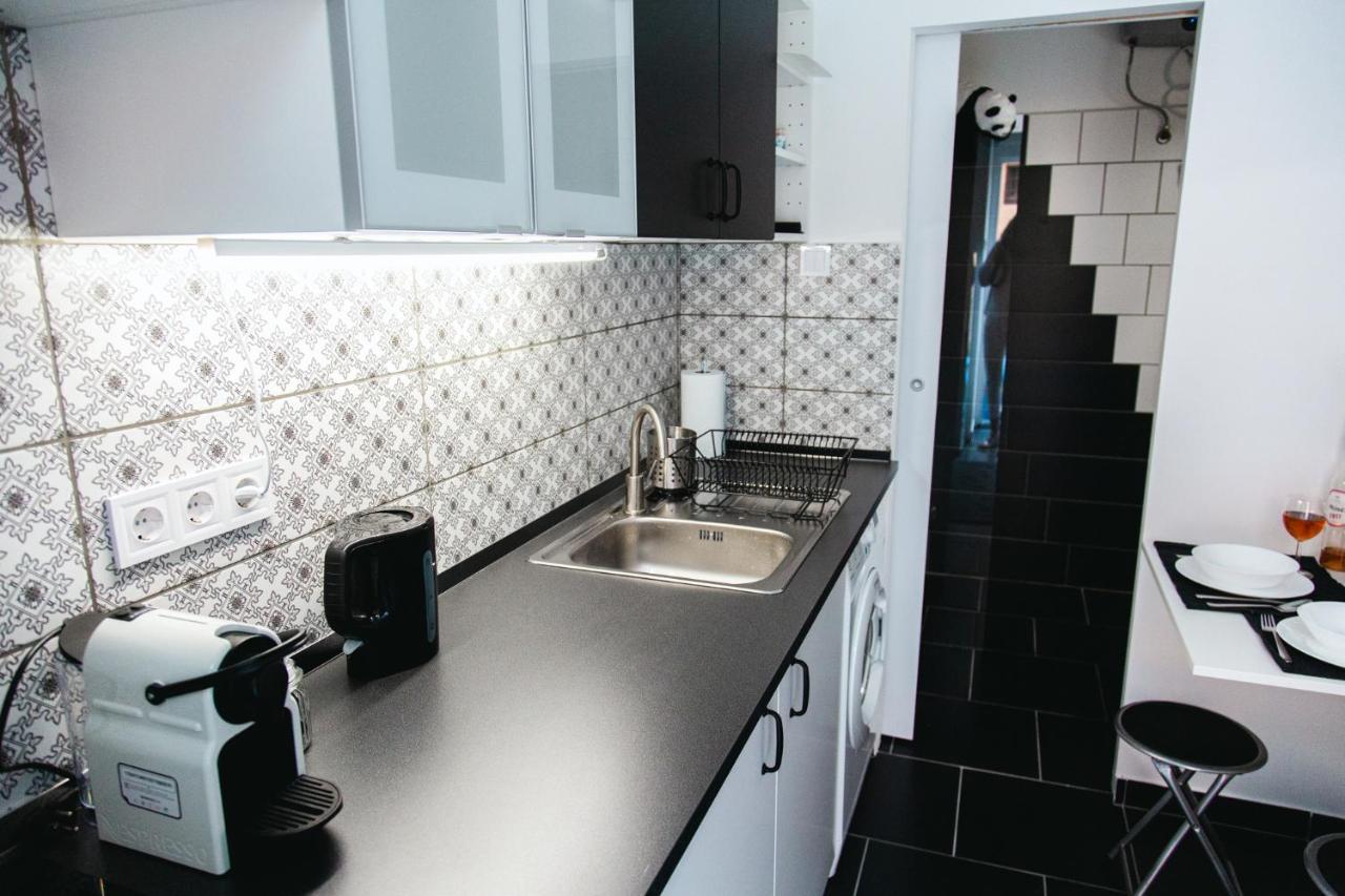 Black & White Apartment With A Gift Soft Panda Budapeşte Dış mekan fotoğraf